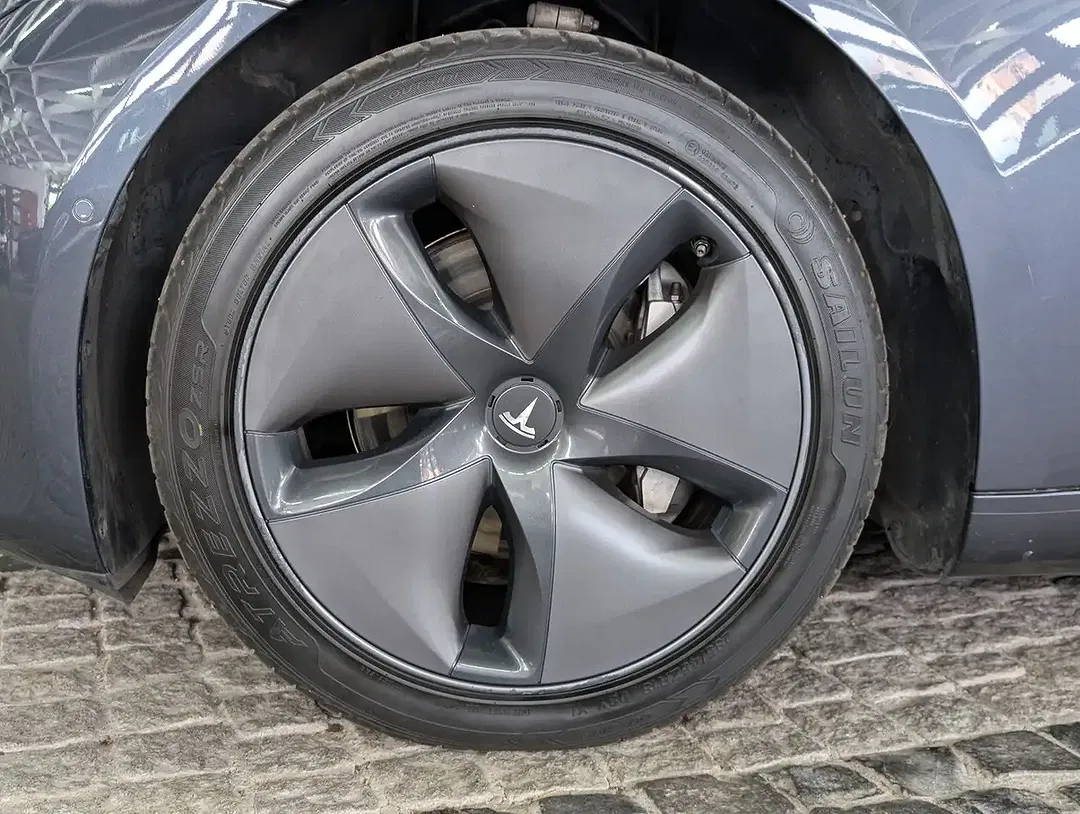 Tesla Model 3 - Thumbnail 9