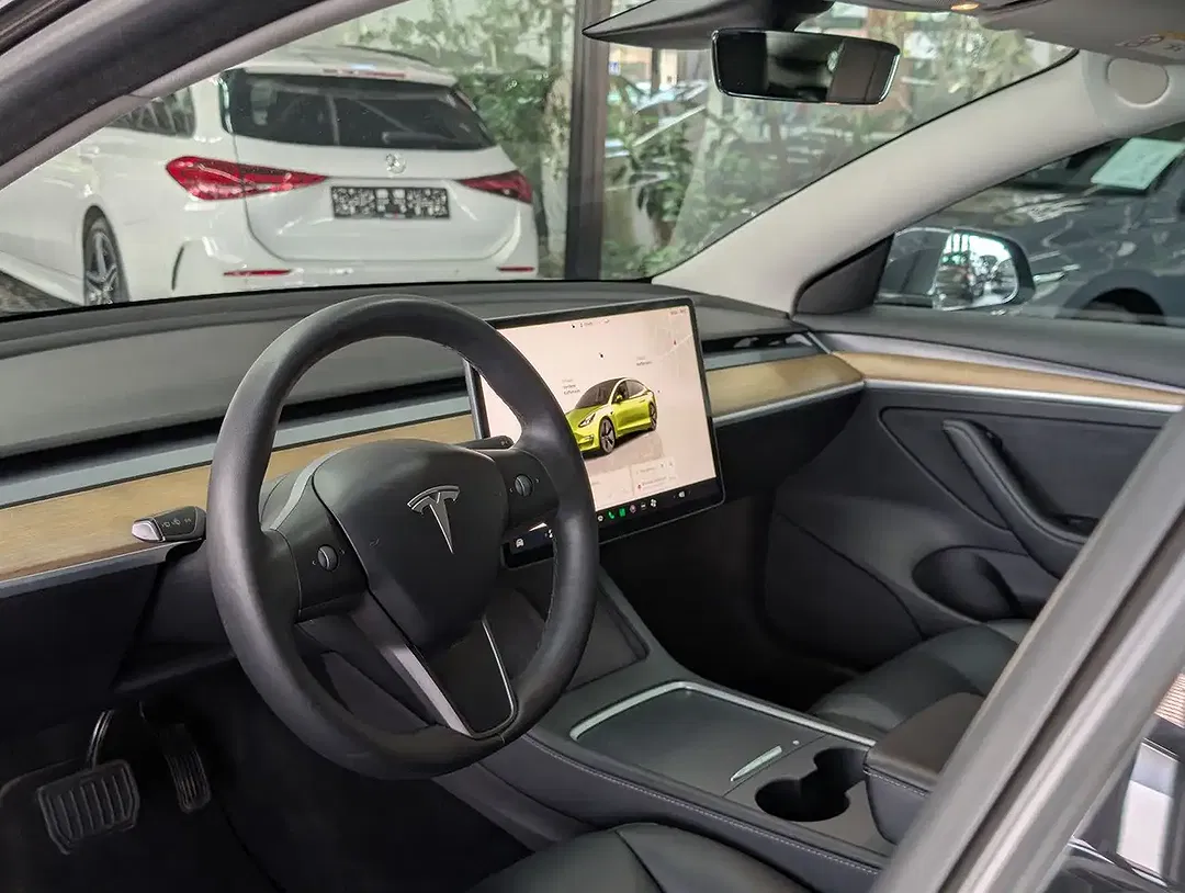 Tesla Model 3 - Thumbnail 11