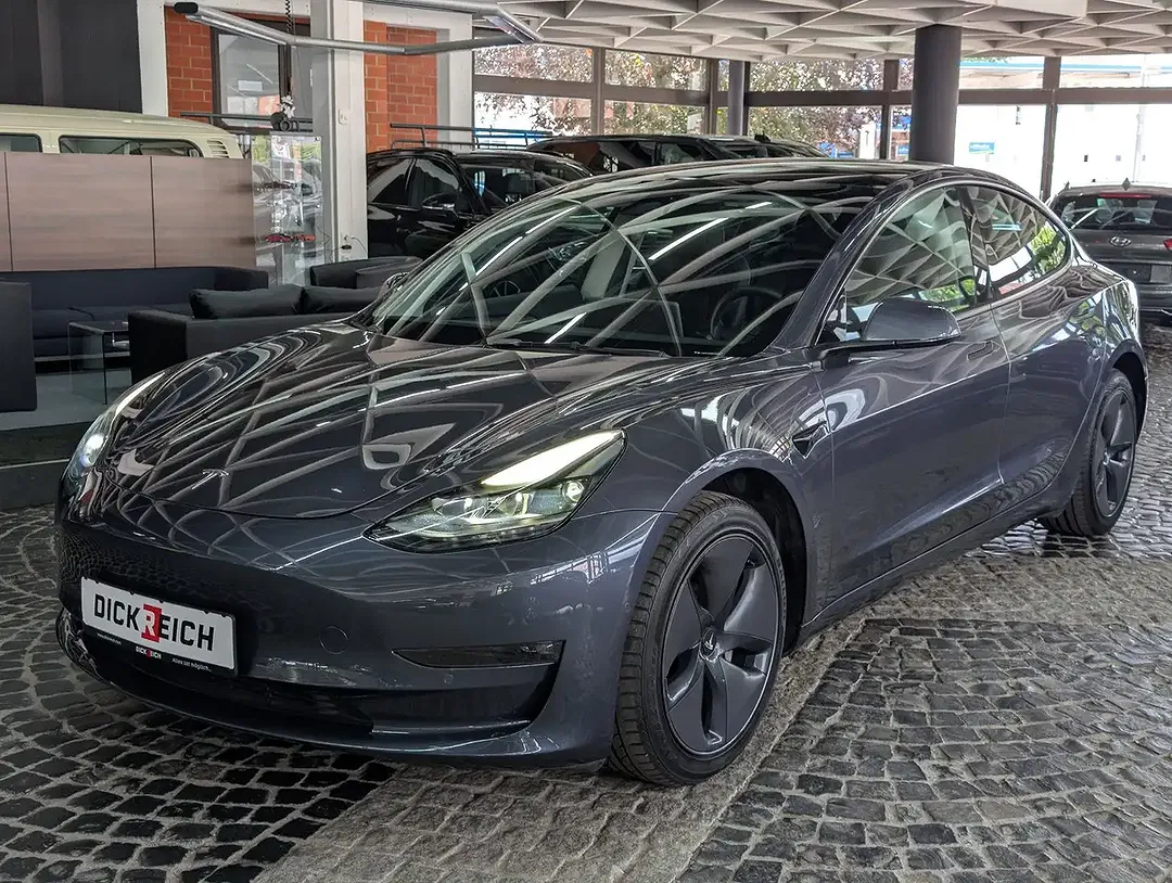 Tesla Model 3 - Thumbnail 3