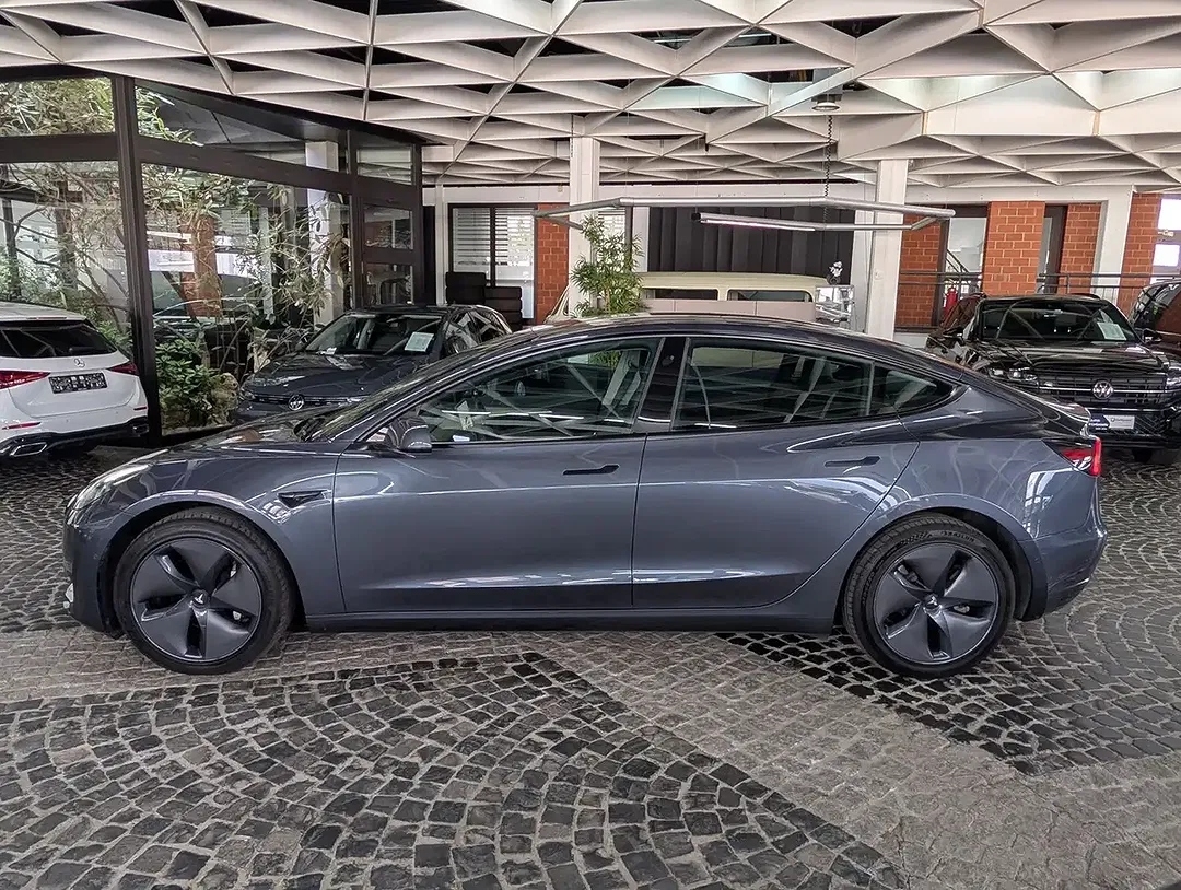 Tesla Model 3 - Thumbnail 4