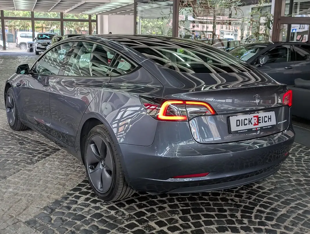 Tesla Model 3 - Thumbnail 5