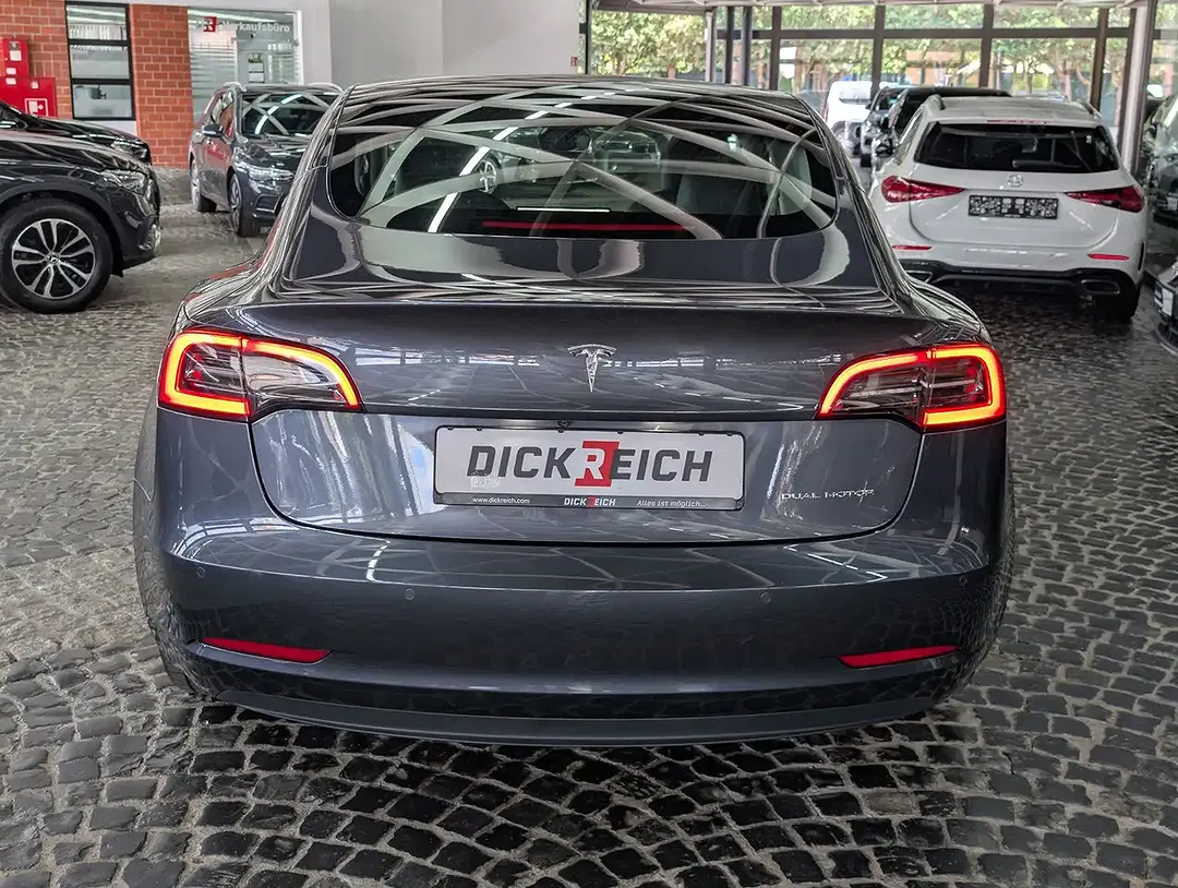 Tesla Model 3 - Thumbnail 6