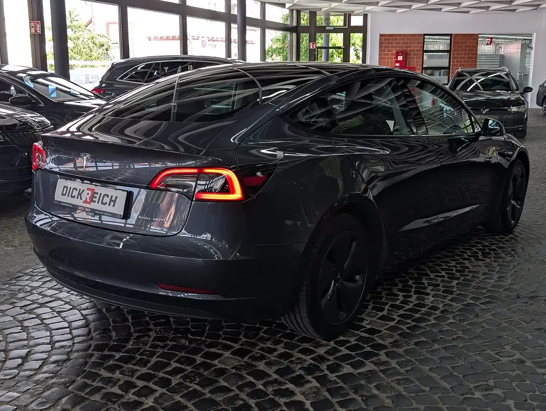 Tesla Model 3 - Thumbnail 7