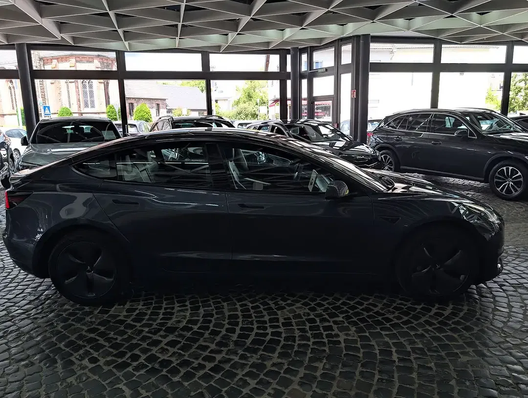 Tesla Model 3 - Thumbnail 8