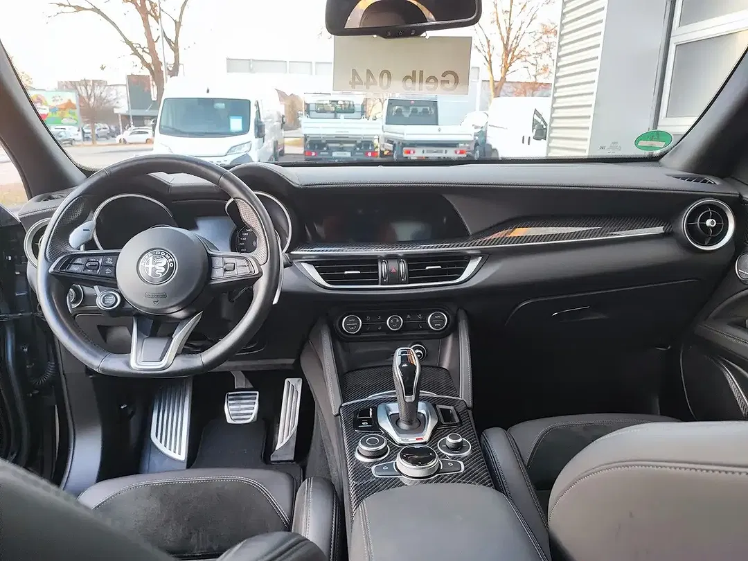 Alfa Romeo Stelvio - Thumbnail 11