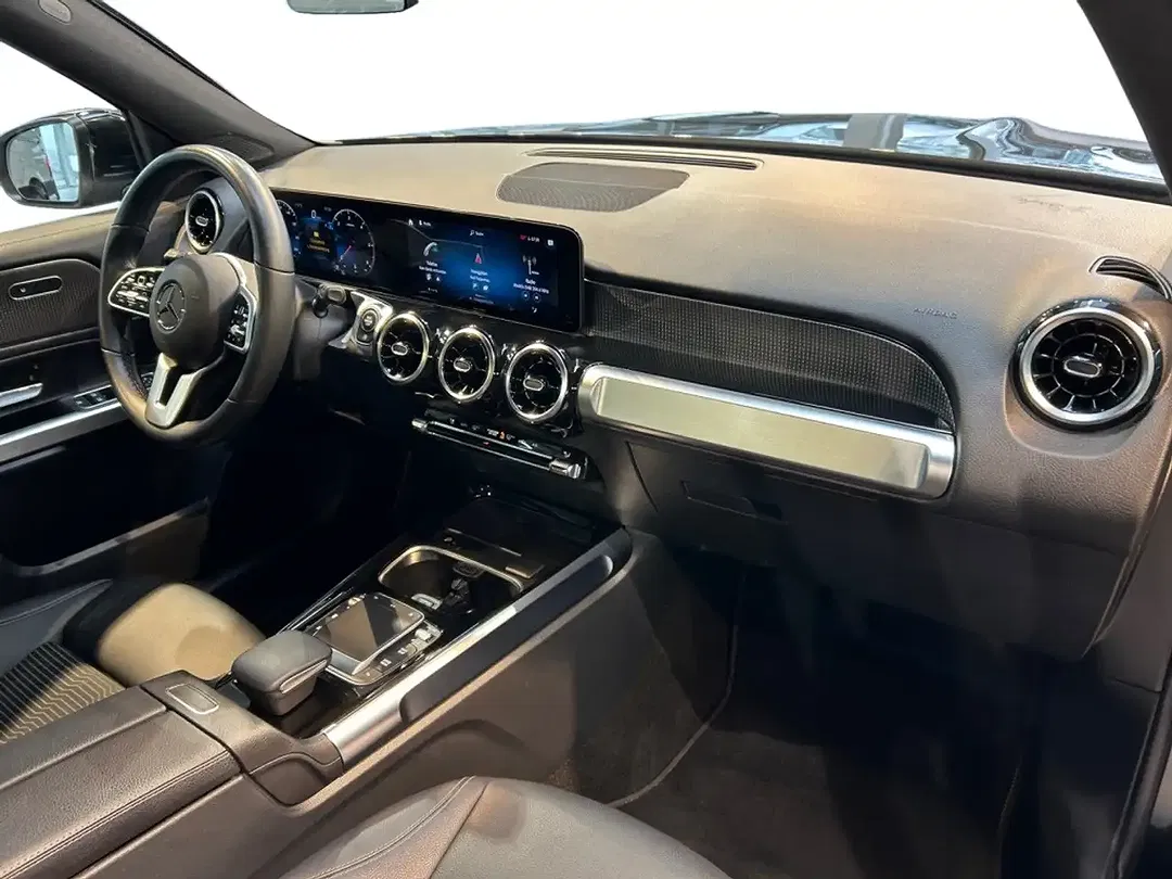 Mercedes-Benz GLB 220 - Thumbnail 3