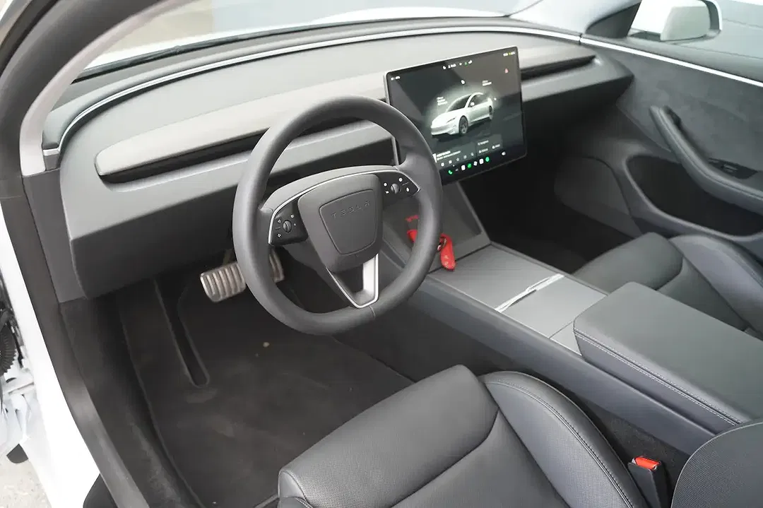 Tesla Model 3 - Thumbnail 10
