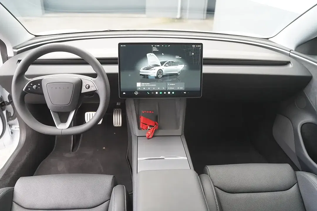 Tesla Model 3 - Thumbnail 2