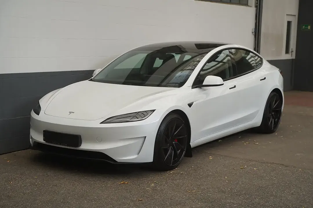 Tesla Model 3 - Thumbnail 3