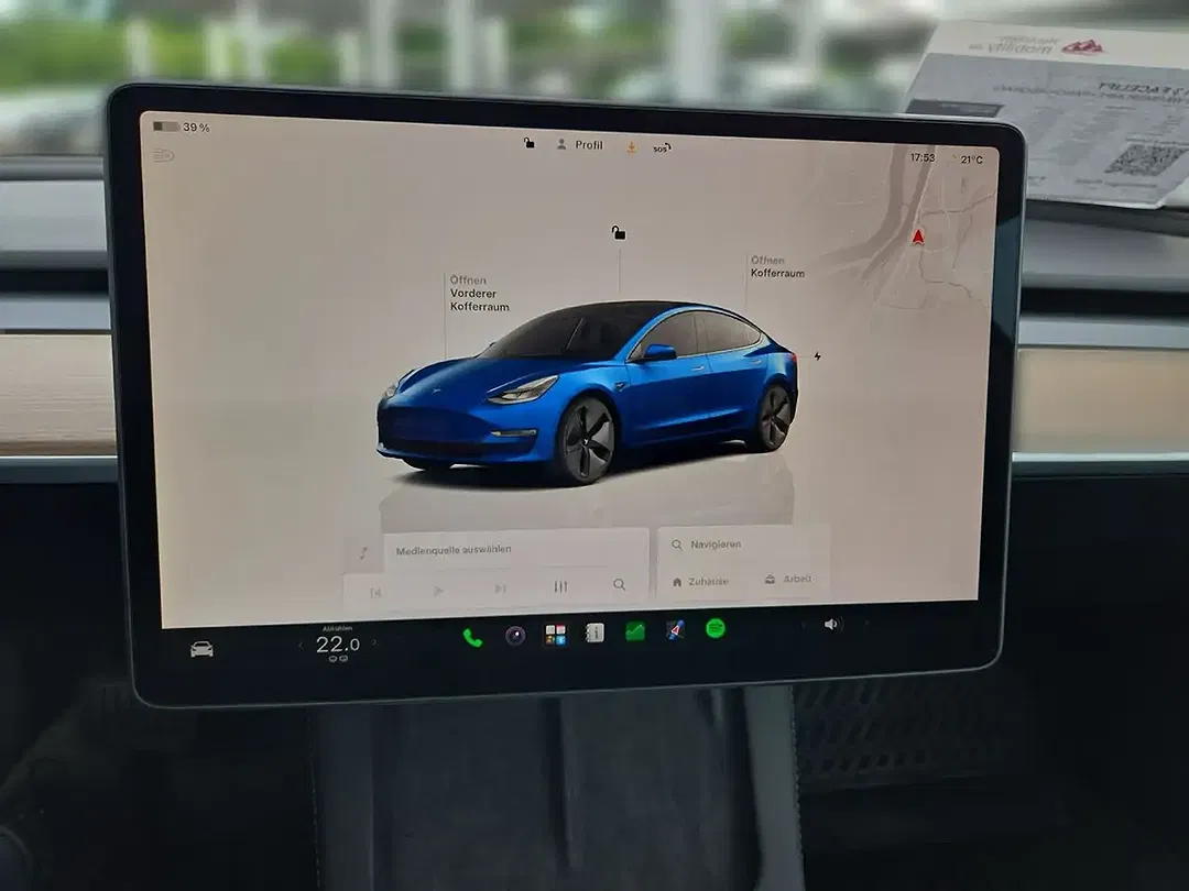 Tesla Model 3 - Thumbnail 9