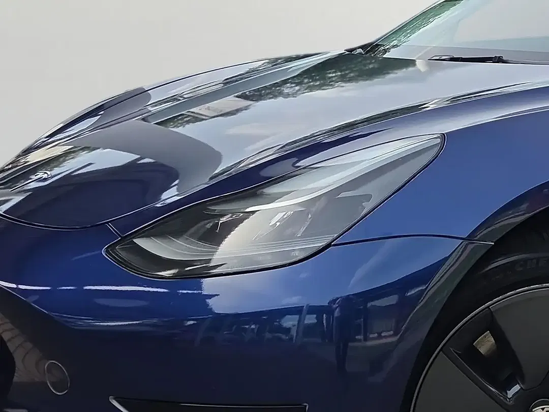Tesla Model 3 - Thumbnail 5