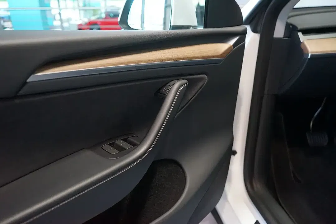 Tesla Model Y - Thumbnail 10
