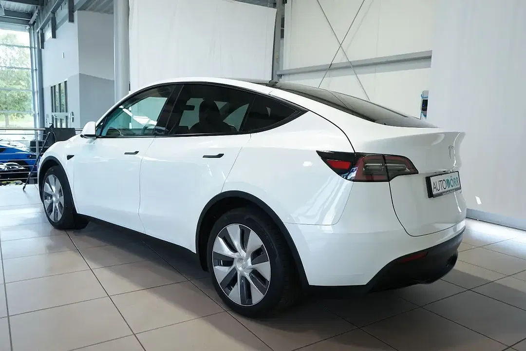 Tesla Model Y - Thumbnail 3