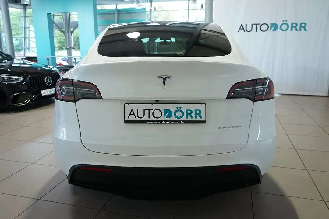 Tesla Model Y - Thumbnail 4