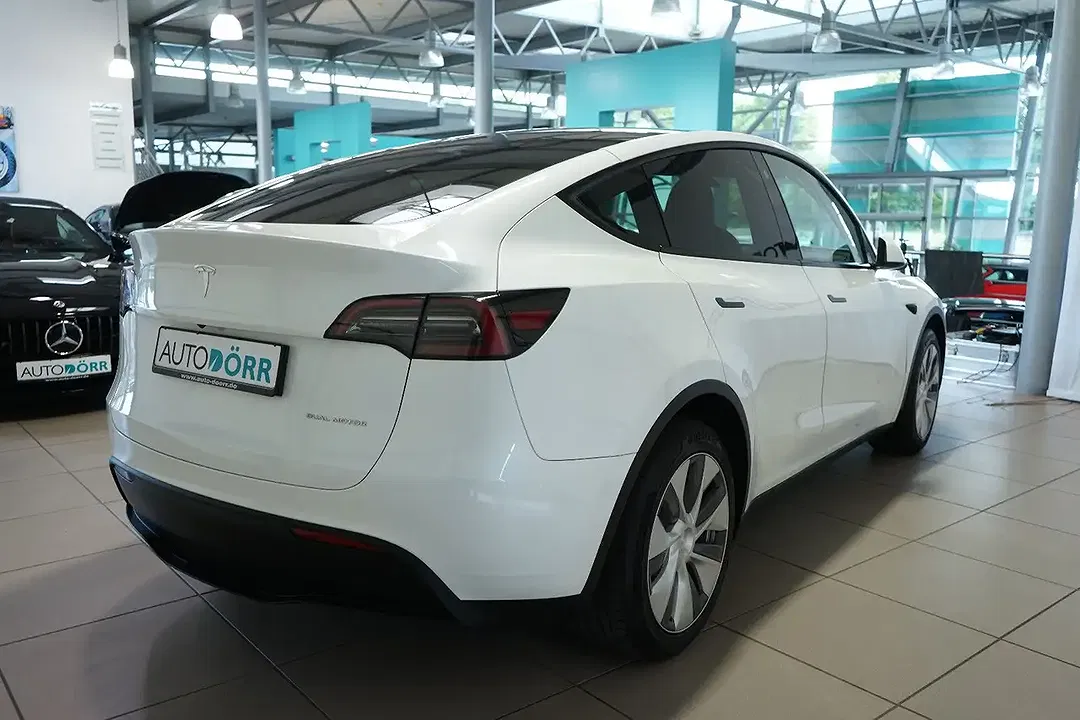 Tesla Model Y - Thumbnail 5