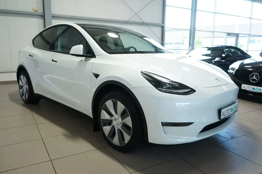Tesla Model Y - Thumbnail 6