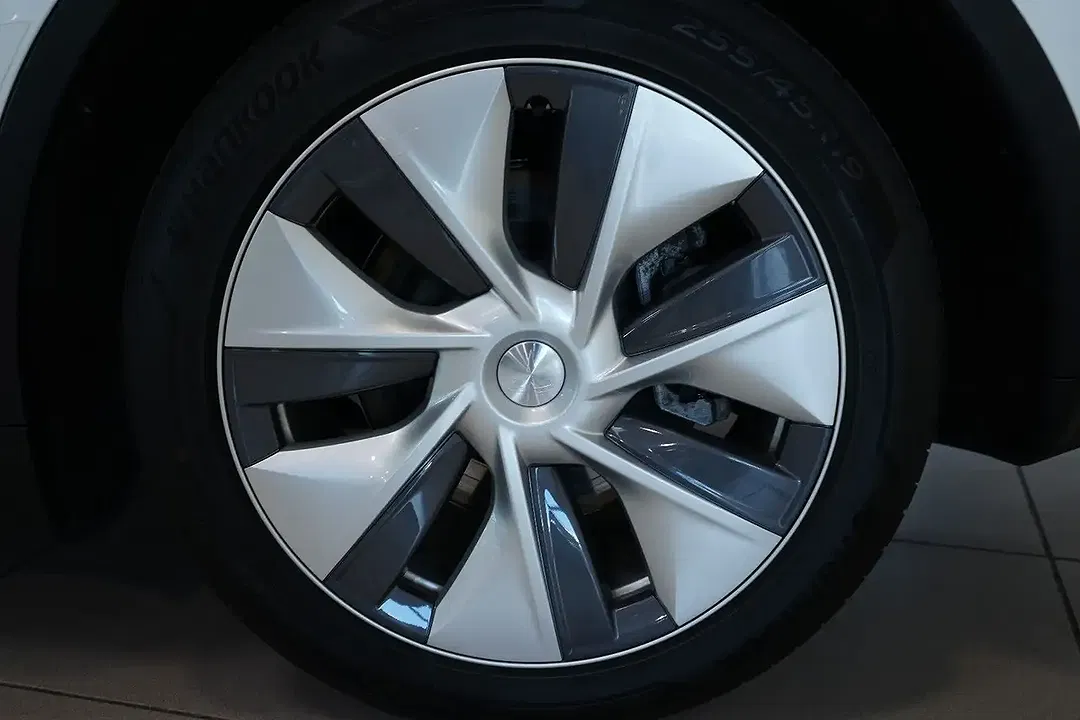 Tesla Model Y - Thumbnail 8