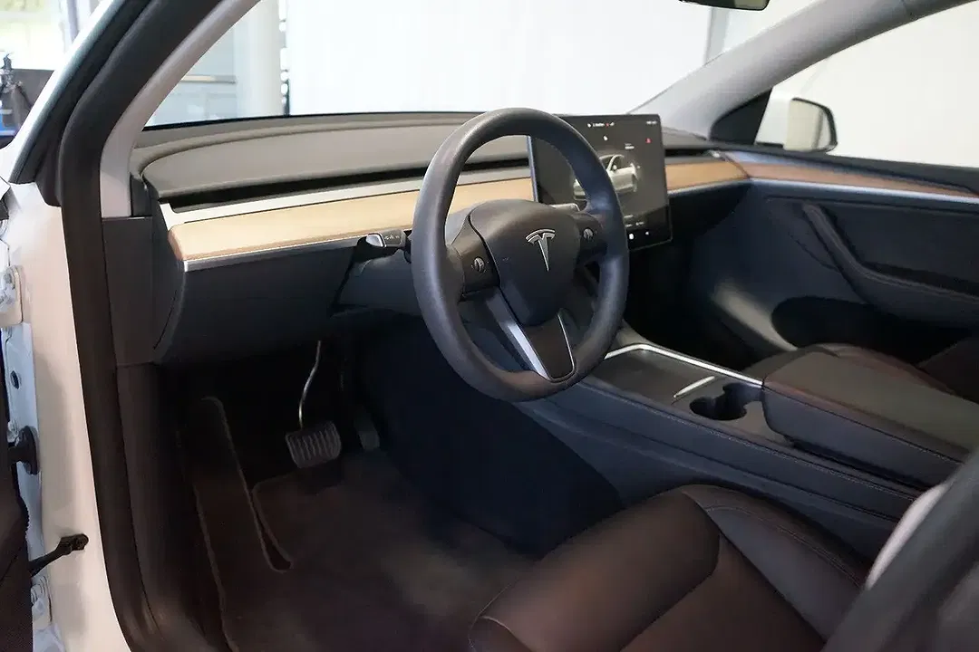 Tesla Model Y - Thumbnail 9