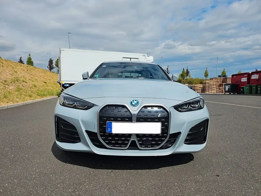 BMW i4 - Thumbnail 3