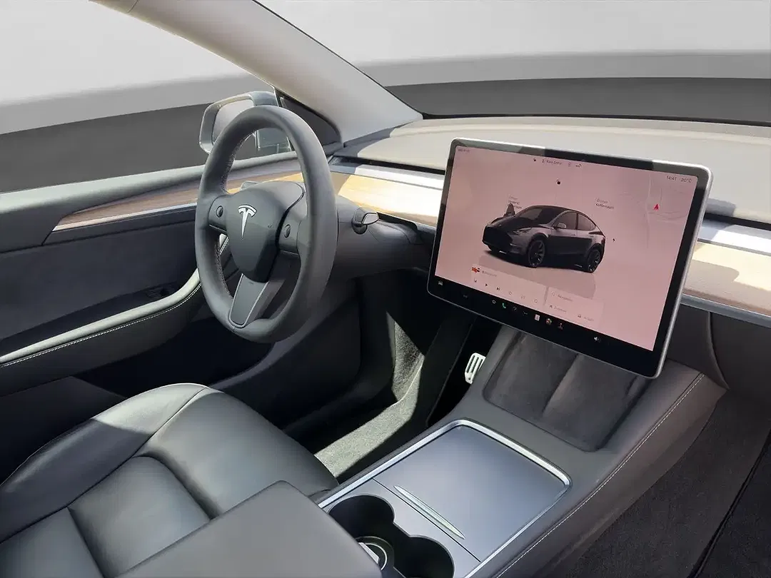 Tesla Model Y - Thumbnail 10