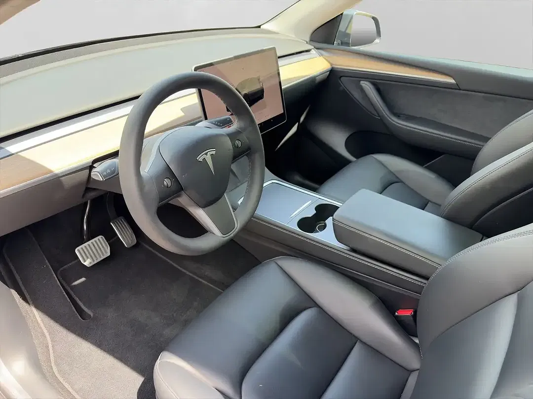 Tesla Model Y - Thumbnail 11