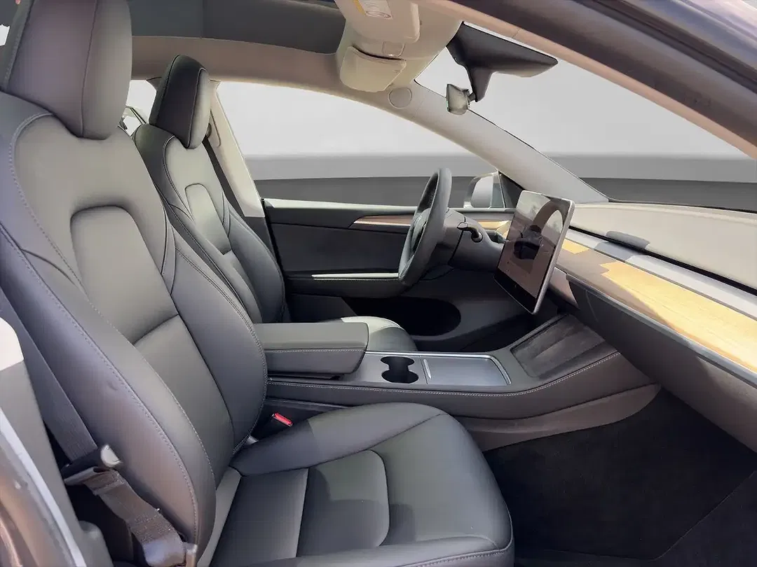 Tesla Model Y - Thumbnail 13