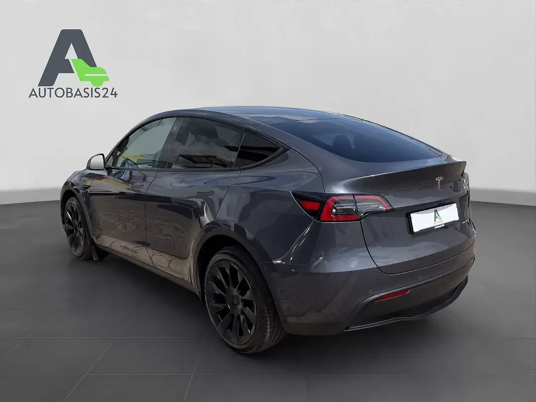 Tesla Model Y - Thumbnail 3
