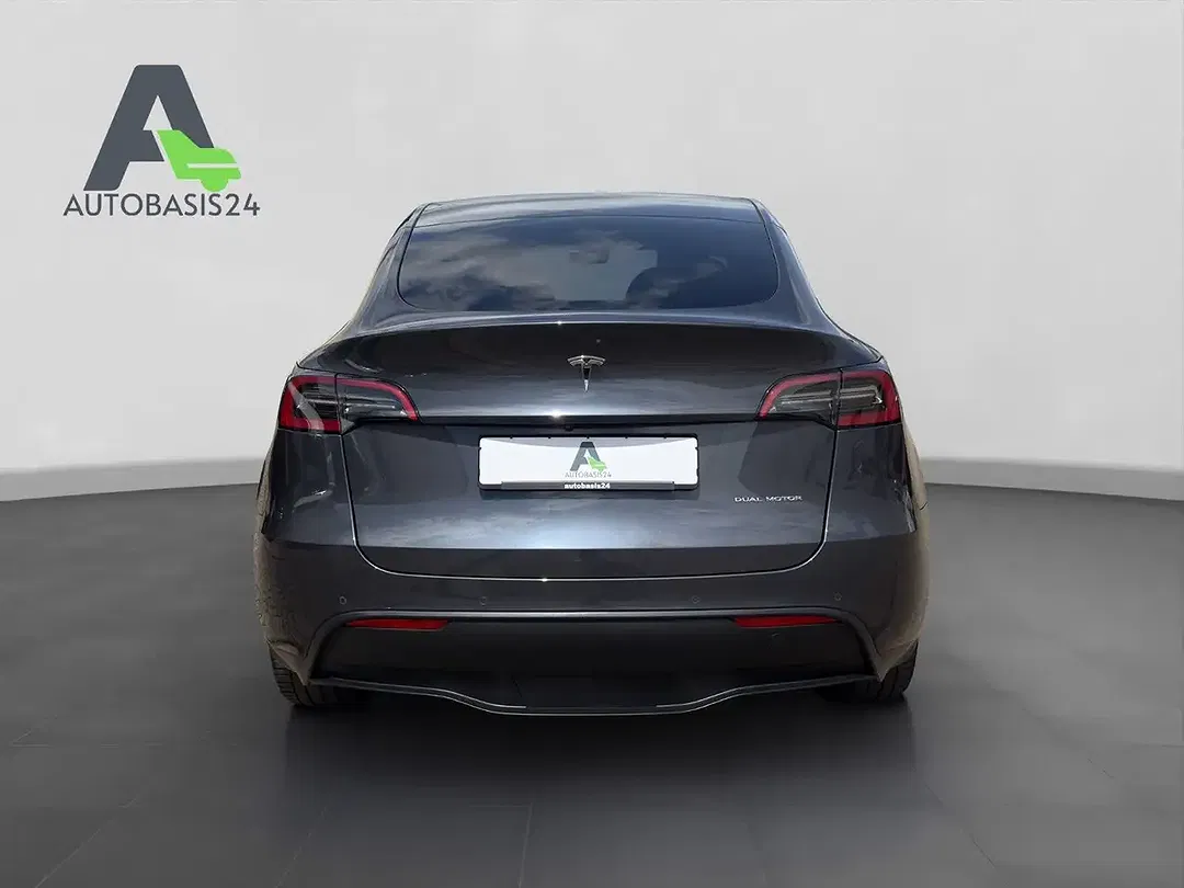 Tesla Model Y - Thumbnail 4