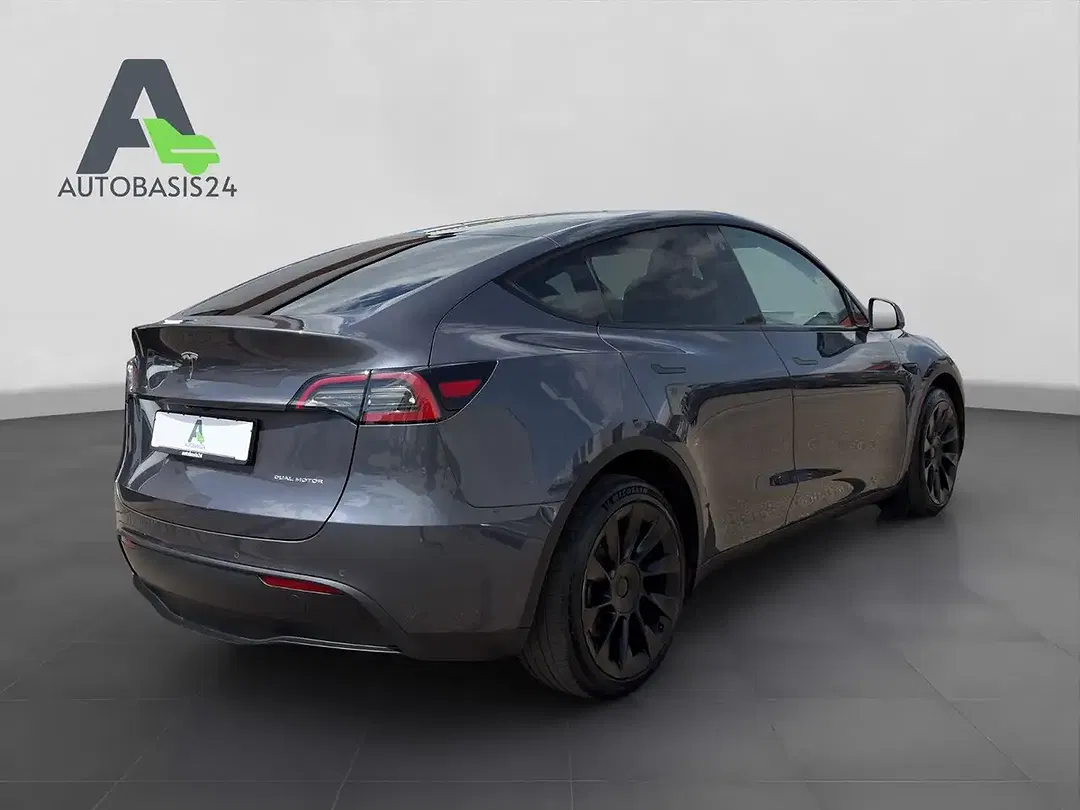 Tesla Model Y - Thumbnail 5