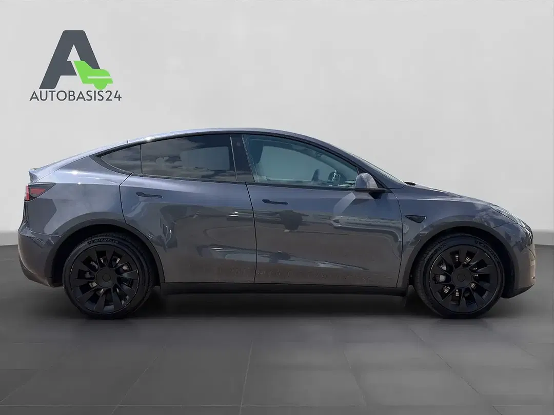 Tesla Model Y - Thumbnail 6