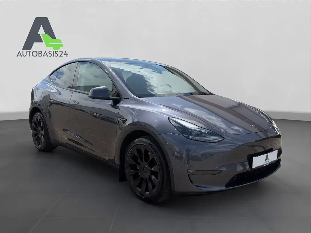 Tesla Model Y - Thumbnail 7