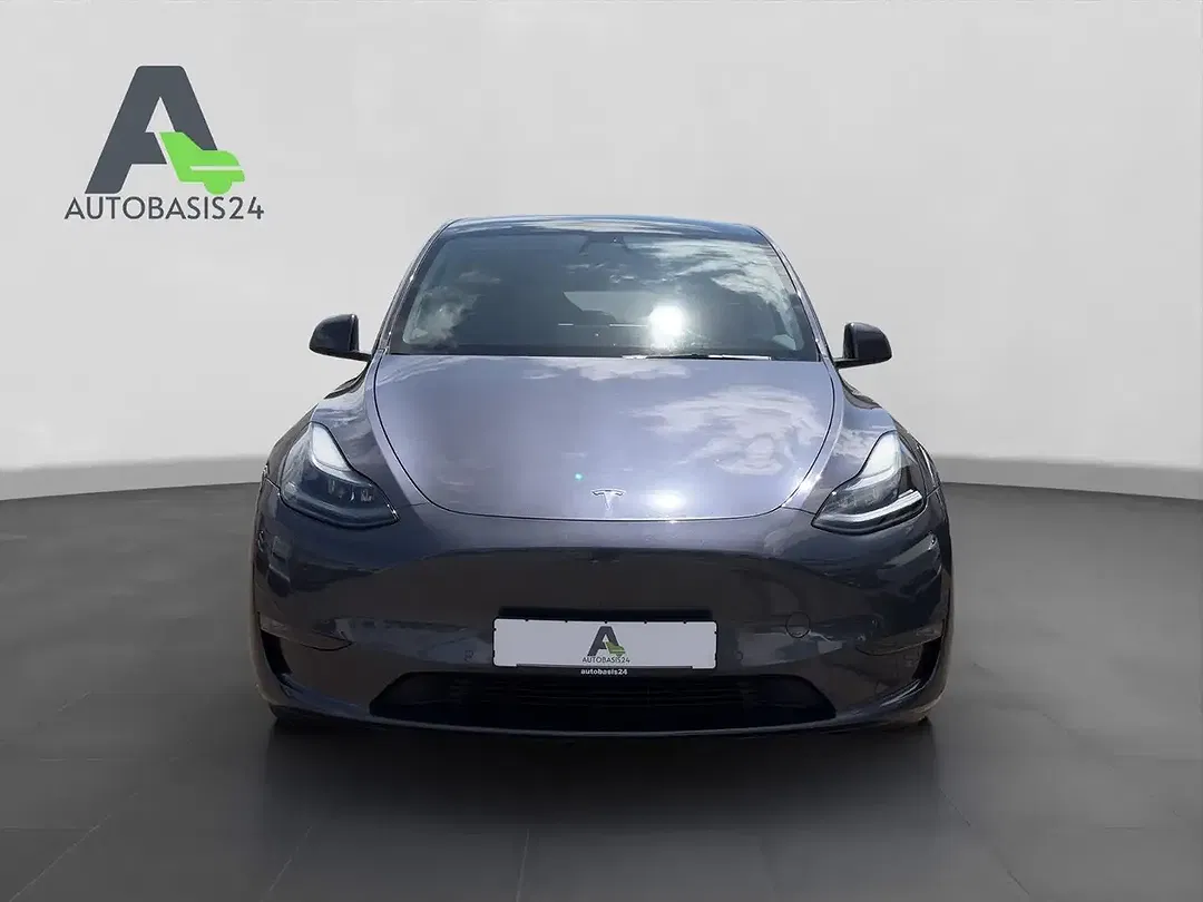 Tesla Model Y - Thumbnail 8