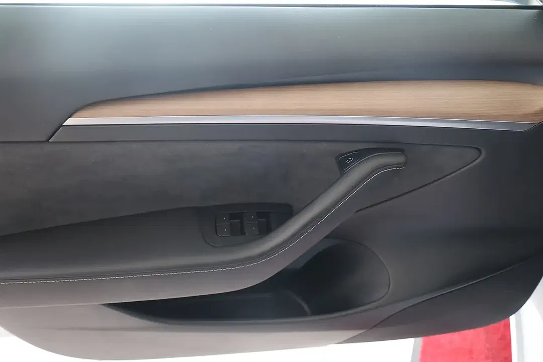 Tesla Model 3 - Thumbnail 9