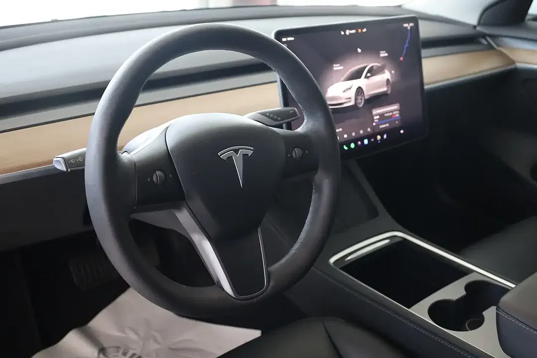 Tesla Model 3 - Thumbnail 10