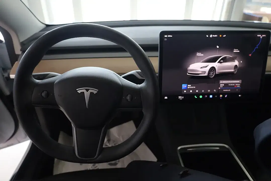 Tesla Model 3 - Thumbnail 13