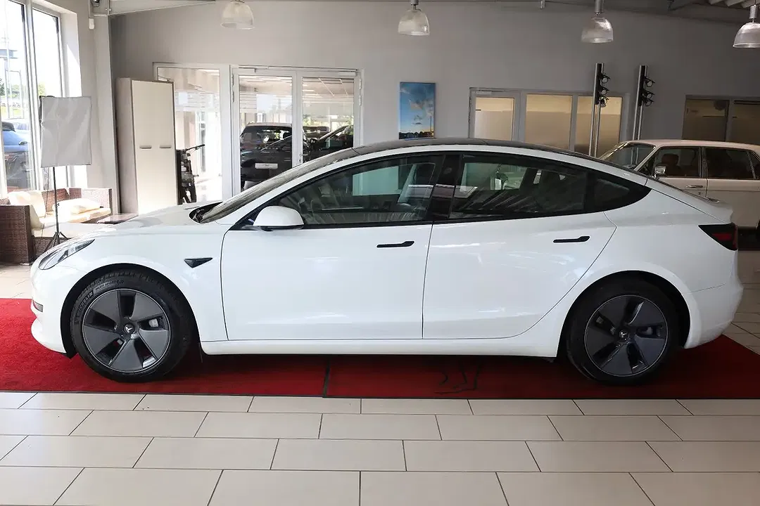Tesla Model 3 - Thumbnail 2