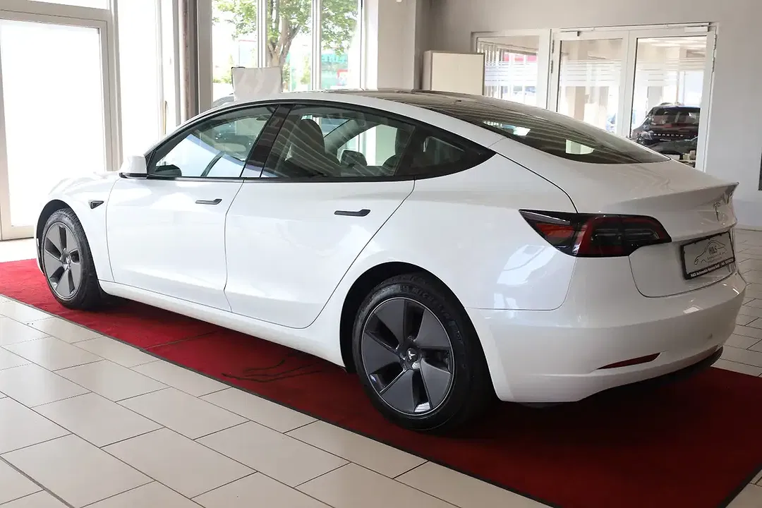 Tesla Model 3 - Thumbnail 3
