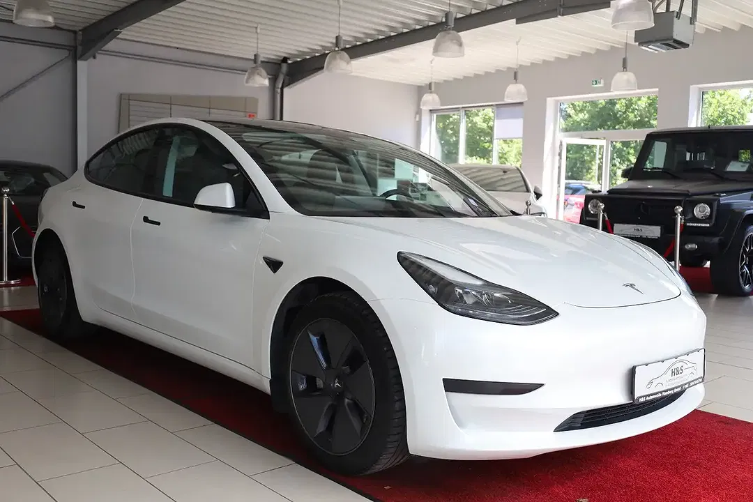 Tesla Model 3 - Thumbnail 6