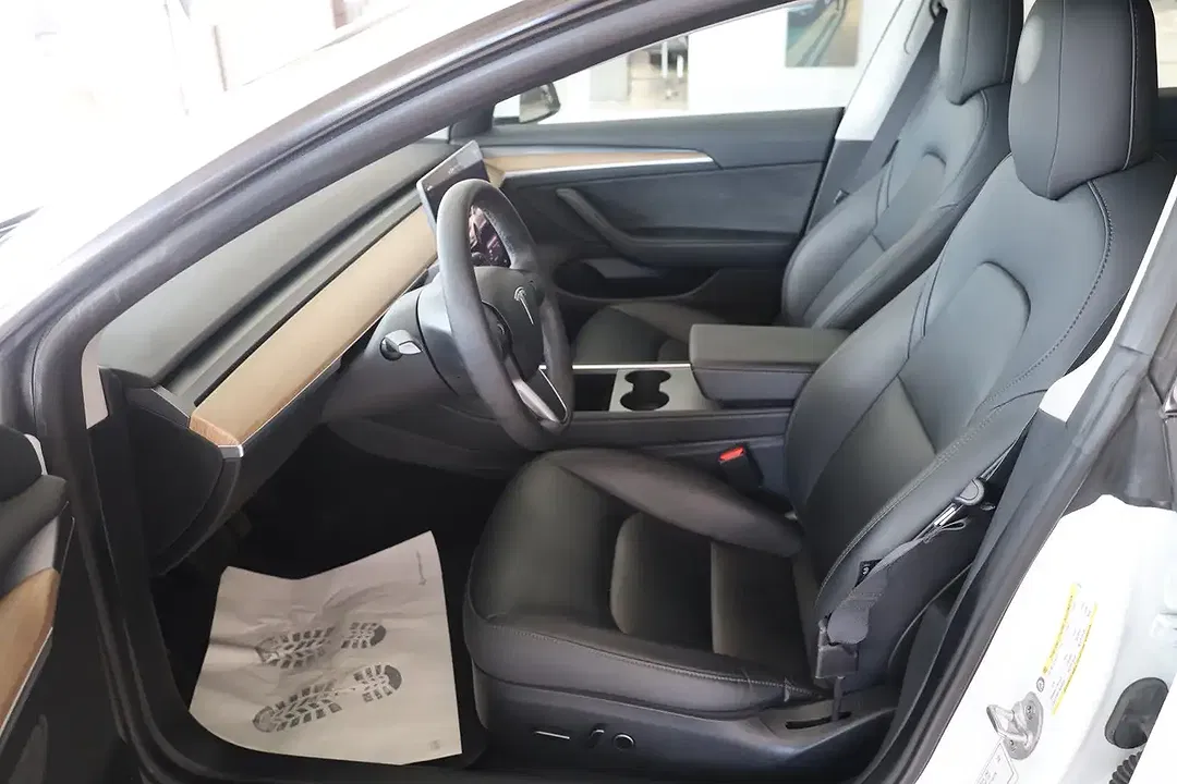 Tesla Model 3 - Thumbnail 7