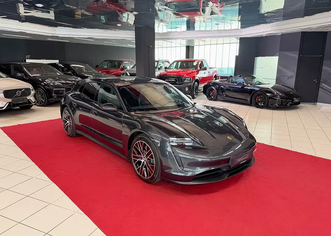 Porsche Taycan - Thumbnail 11