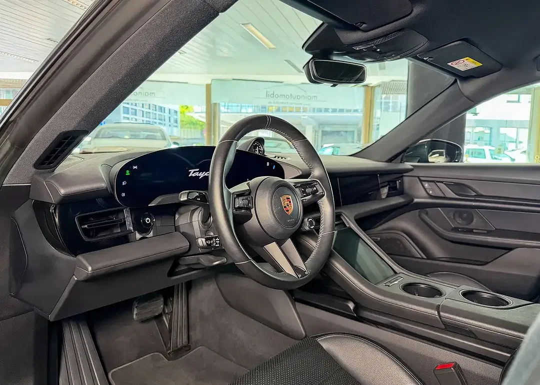 Porsche Taycan - Thumbnail 15