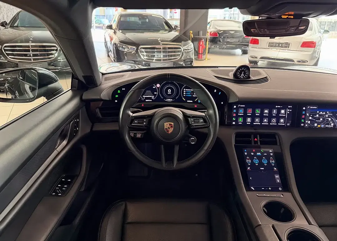 Porsche Taycan - Thumbnail 16