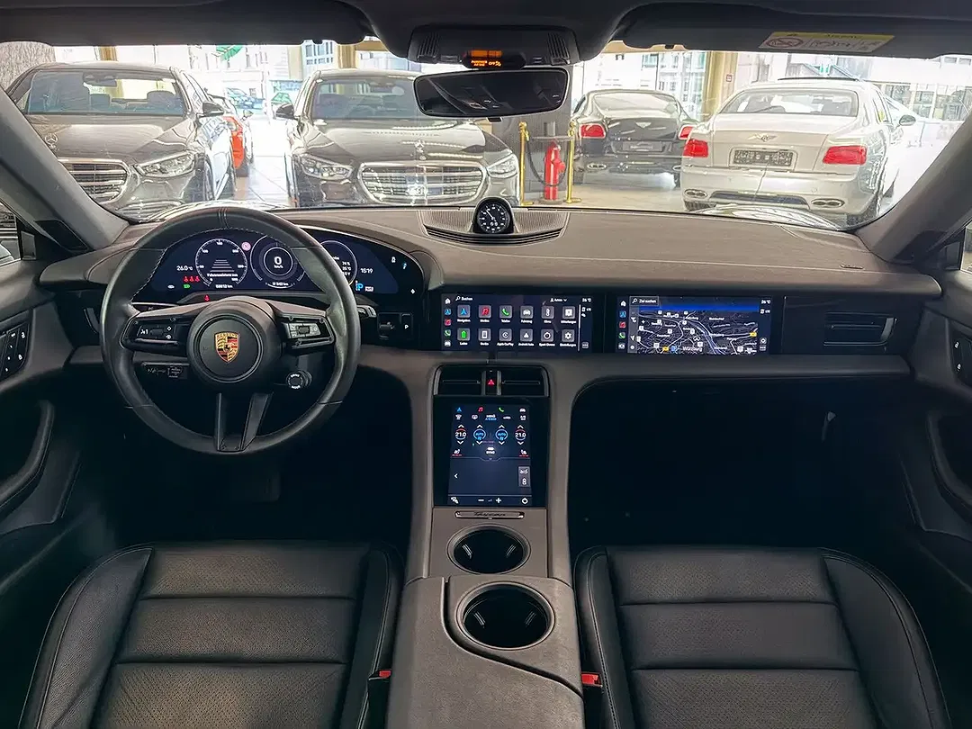 Porsche Taycan - Thumbnail 19
