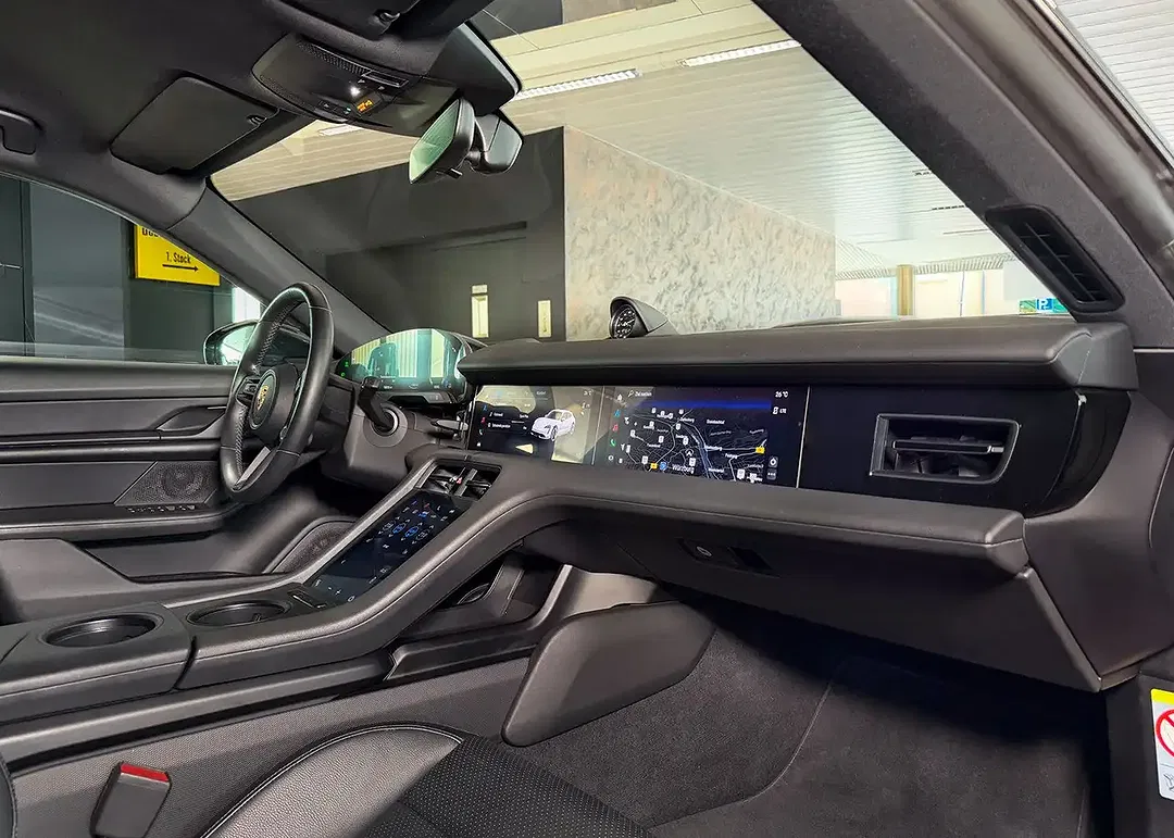 Porsche Taycan - Thumbnail 24