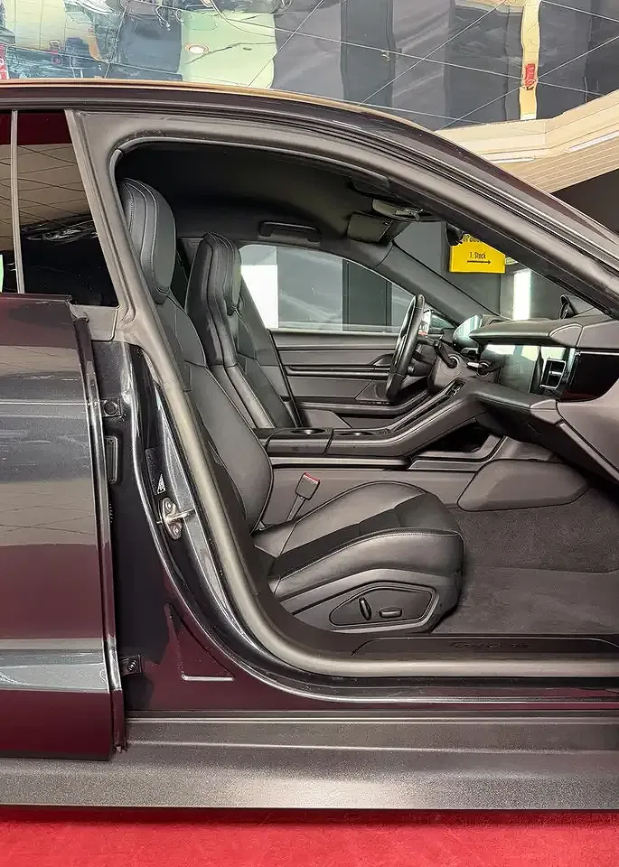 Porsche Taycan - Thumbnail 25