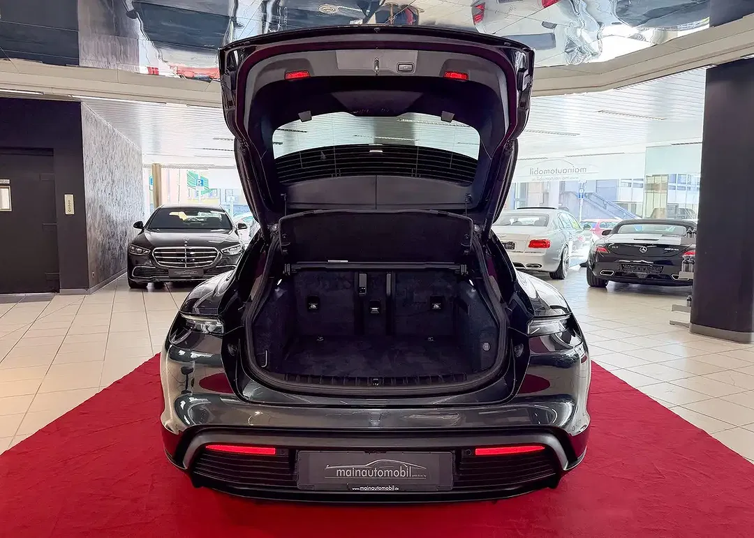 Porsche Taycan - Thumbnail 31