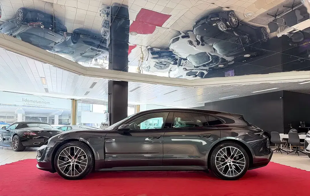 Porsche Taycan - Thumbnail 4
