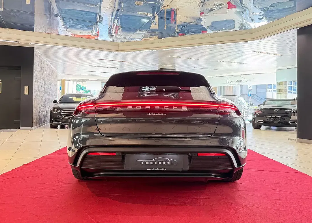 Porsche Taycan - Thumbnail 6