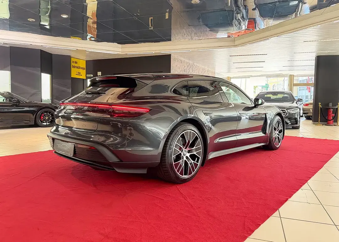 Porsche Taycan - Thumbnail 7