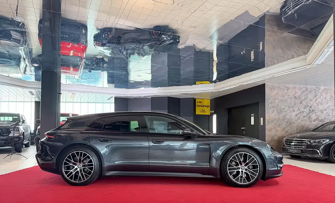 Porsche Taycan - Thumbnail 8